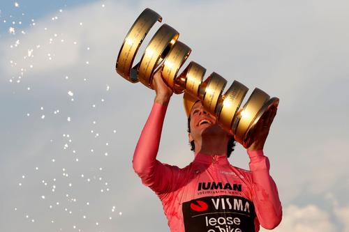 Simon Yates cu trofeul Turului Italiei în 2025 Foto: Imago Images