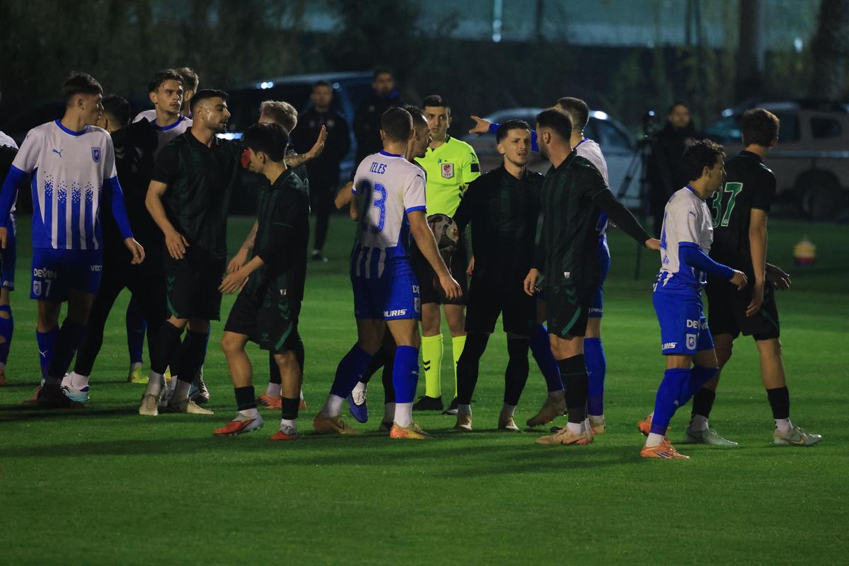 Universitatea Craiova - Konyaspor s-a încheiat cu mare scandal! Arbitrul a fluierat finalul în minutul 88 din cauza incidentelor