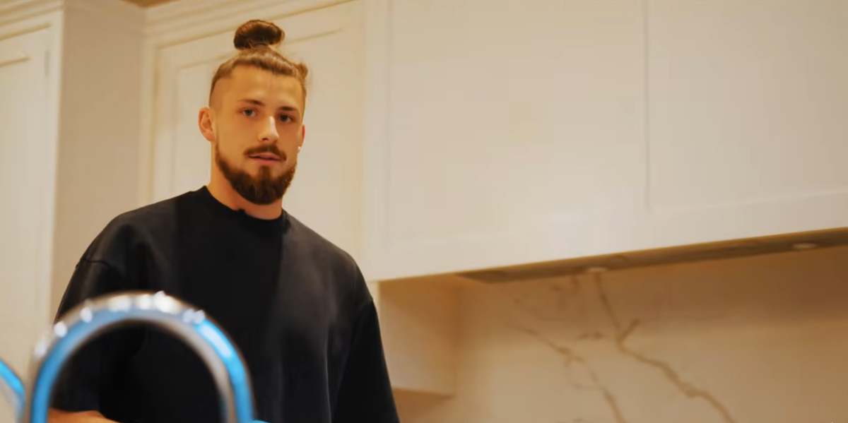 Radu Drăgușin așa cum nu l-ai mai văzut » Fundașul a deschis ușa casei sale din Londra