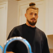 Radu Drăgușin a deschis ușile casei sale / foto: YouTube Tottenham Hotspur