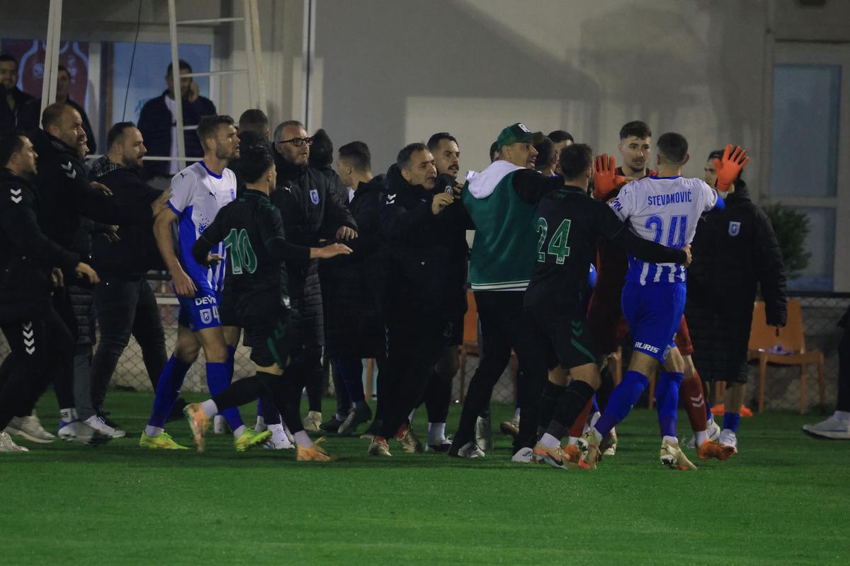 Bătaie generală la primul amical al Universității Craiova din Antalya: Coelho a intrat pe teren » Imagini de pe gazon