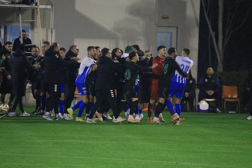 Scandal pe teren în Craiova - Konyaspor // FOTO: Ionuț Iordache (GSP.ro)