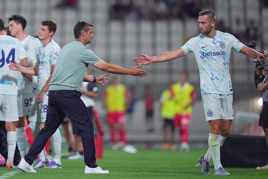 Stefan de Vrij a fost folosit în 18 meciuri și 1.182 de minute de Cristi Chivu la Inter / Foto: Imago Noua provocare a lui Chivu: „Nu s-a întâmplat din 2019” » Antrenorul a convins alt jucător să semneze cu Inter!