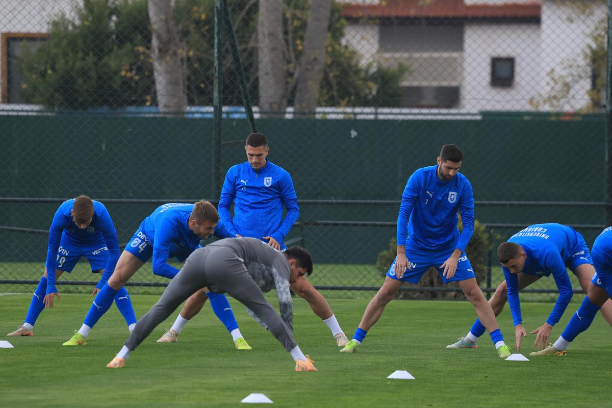 Universitatea Craiova - Konyaspor s-a încheiat cu mare scandal! Arbitrul a fluierat finalul în minutul 88 din cauza incidentelor