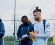 Radu Drăgușin a deschis ușile casei sale / foto: YouTube Tottenham Hotspur