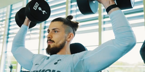Radu Drăgușin a deschis ușile casei sale / foto: YouTube Tottenham Hotspur