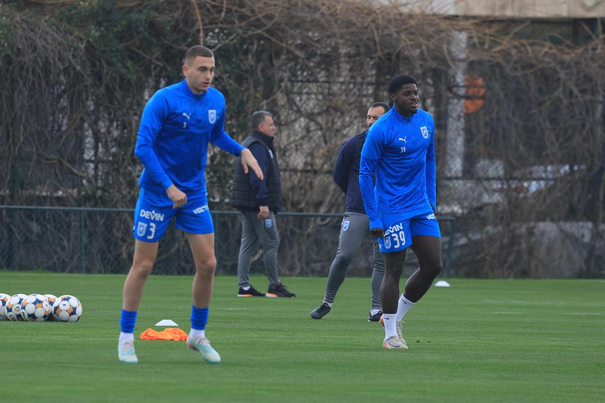 Universitatea Craiova - Konyaspor s-a încheiat cu mare scandal! Arbitrul a fluierat finalul în minutul 88 din cauza incidentelor