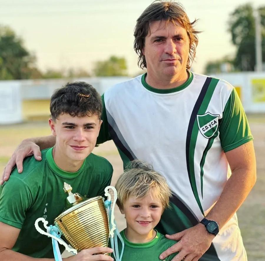 Elias Bazzi și copiii săi. Joaquin, în stânga, evoluează la juniorii lui Boca Juniors „Argentina e pasiune pentru fotbal, Messi e fundamental și la 40 de ani!” » Vine din Cordoba, a jucat la Dinamo și U Cluj: „M-am antrenat cu Maradona”