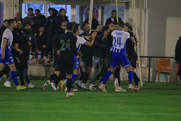 Scandal pe teren în Craiova - Konyaspor // FOTO: Ionuț Iordache (GSP.ro)