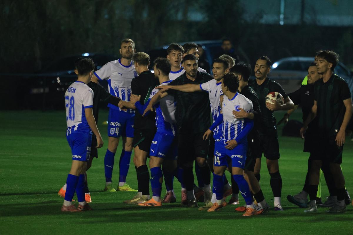 Bătaie generală la primul amical al Universității Craiova din Antalya: Coelho a intrat pe teren » Imagini de pe gazon