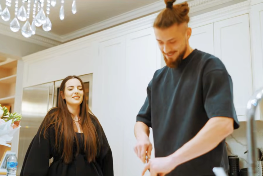 Radu Drăgușin a deschis ușa casei sale / foto: YouTube Tottenham Hotspur