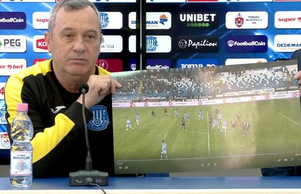 VIDEO Mircea Rednic, conferință devastatoare! Atac la Hagi: „«Specialiștii» sunt prietenii Viitorului, normal că nu văd ofsaidul!” + a venit cu faza controversată printată pe carton!