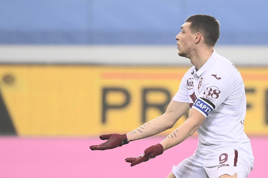 Belotti îi face semn cu degetul arbitrului că n-a fost faultat de Romero FOTO IMAGO Extraordinar exemplu de fair-play » Andrea Belotti a refuzat o lovitură liberă acordată eronat de arbitru