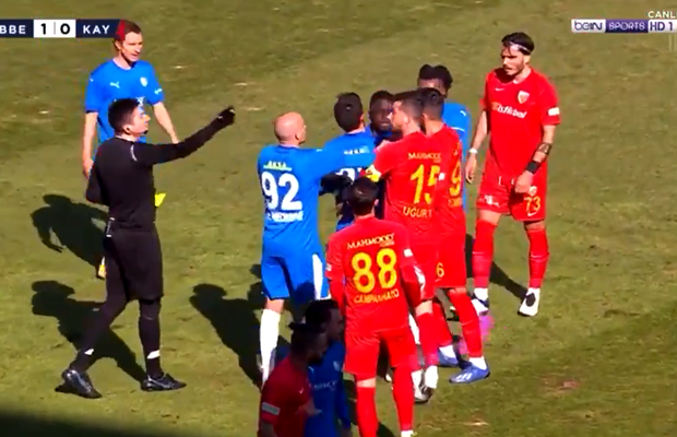 Criză de nervi în Erzurum - Kayserispor » Un jucător a vrut să sară la bătaie și a primit două cartonașe galbene într-un minut