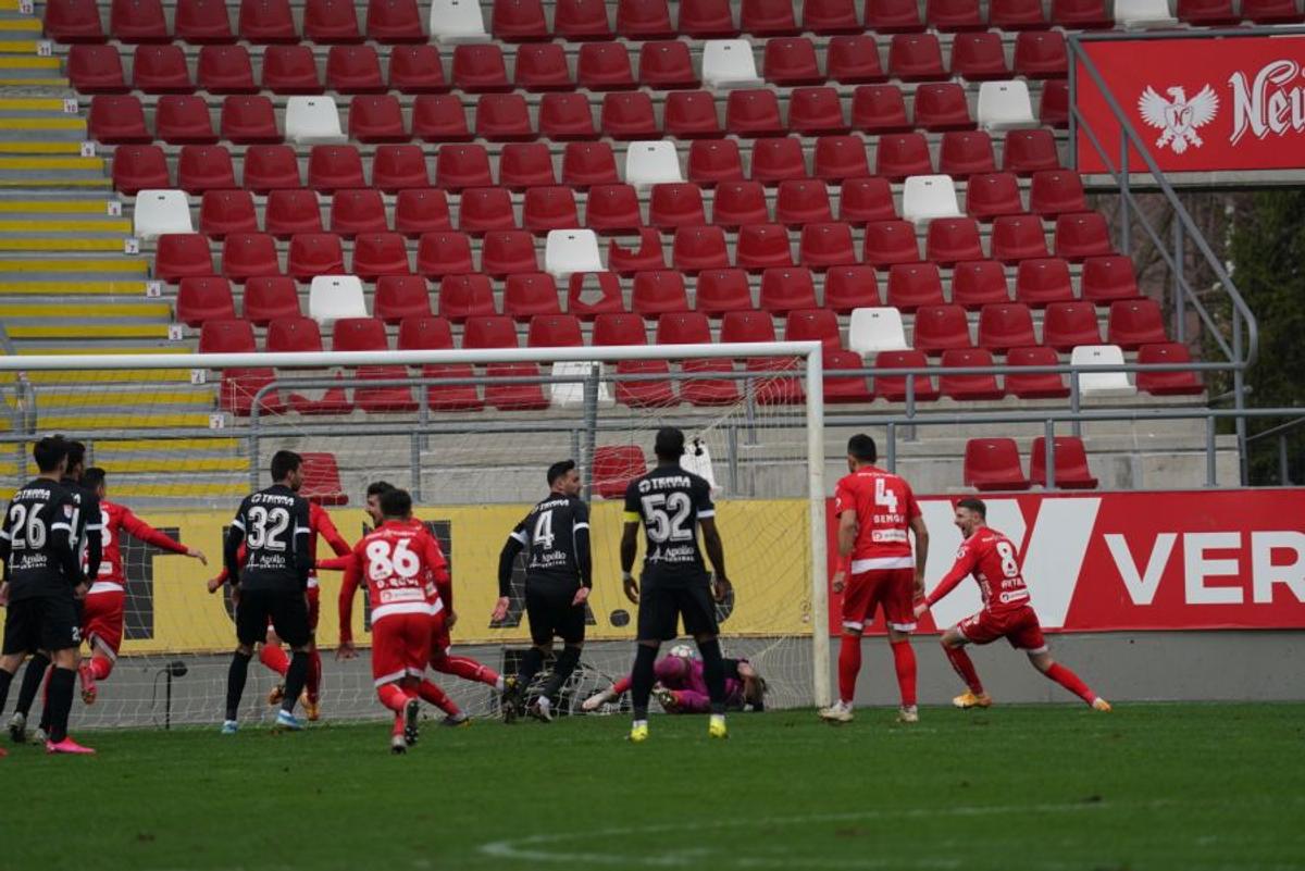 UTA - Hermannstadt 1-1. „Bătrâna Doamnă”, salvată de eroarea lui Istvan Kovacs » Cronică + clasament actualizat