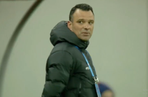 În minutul 38 al meciului dintre FCSB și Clinceni, Toni Petrea, antrenorul roș-albaștrilor, a fost avertizat de „centralul” Lucian Rusandu.