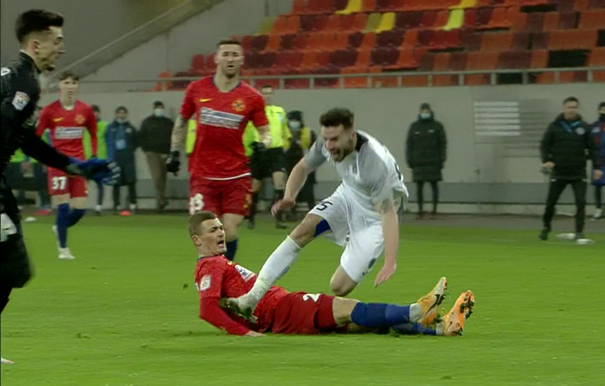 În minutul 63 al meciului dintre FCSB și Clinceni, la 0-1, „centralul” confruntării de pe Arena Națională a avut de judecat o fază controversată.