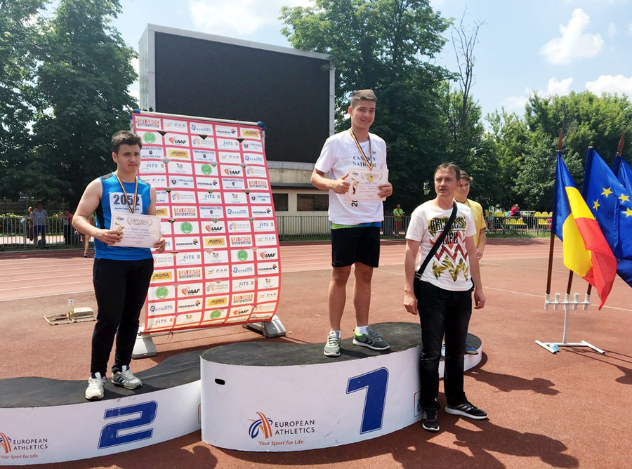 Robert Popa, la 12 ani, campion național la aruncarea greutății Portarul Robert Popa, omul meciului cu FCSB, a fost campion național de juniori la aruncarea greutății