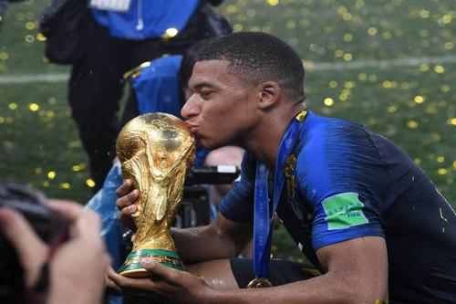 Kylian Mbappe cu trofeul Cupei Mondiale din 2018 // Foto: Imago