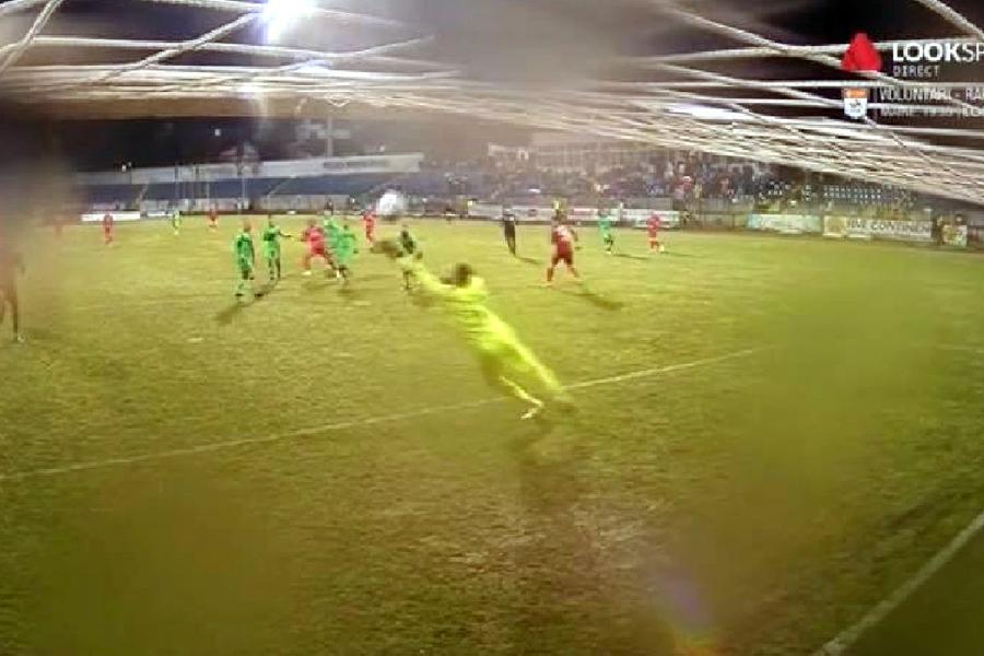 Trasorul lui Jaja se oprește în vinclul porții lui Figueiredo / Captură Look Sport Nea Gigi, îl iei și pe el? Reușită world-class în FC Botoșani - Dinamo