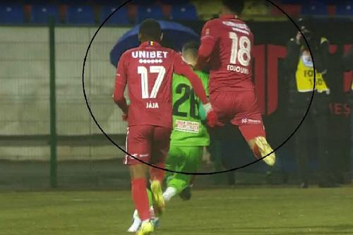 Faultul lui Edjouma asupra lui Tomozei / Captură Look Sport