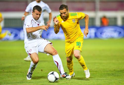 Nemanja Milisavljevic (stânga) în duel cu Lucian Sânmărtean, foto: GSP