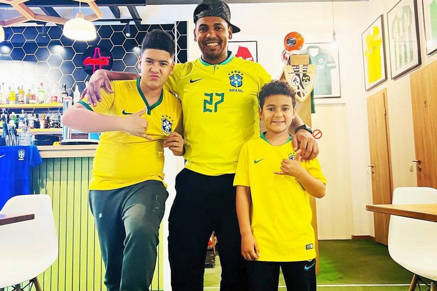 Eric alături de cei doi băieți ai săi: Deric și Anthony FOTO Instagram Drama înfiorătoare a lui Eric: „Există riscul să-mi fie amputat piciorul!” » Lacrimi în timpul interviului GSP: „Am dureri insuportabile, sunt în depresie de 2 ani”