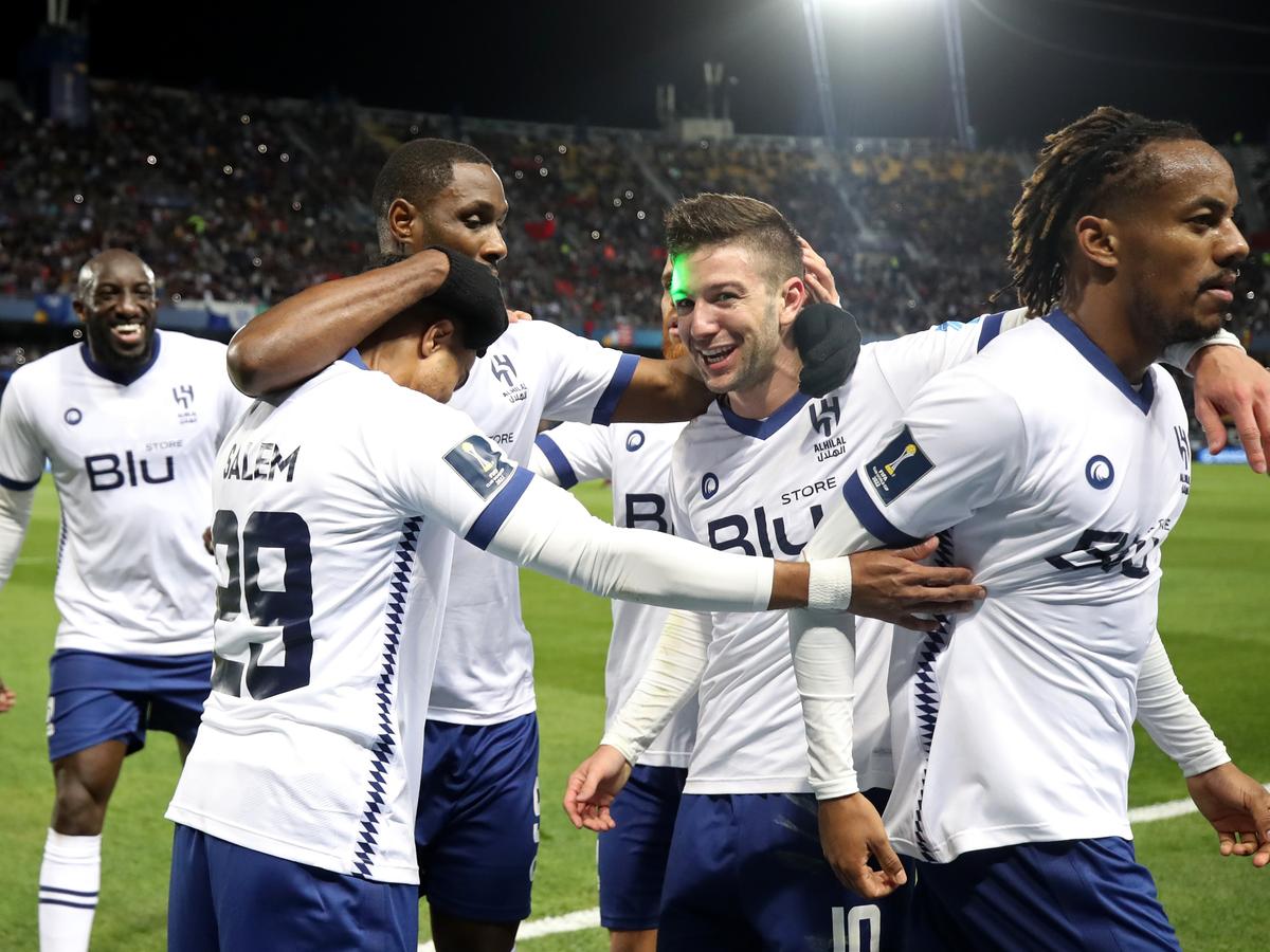 Tensiune maximă la Mondial! Istvan Kovacs a părăsit cu greu terenul după ce a acordat două penalty-uri și două „roșii” » Brazilienii de la Flamengo au protestat violent