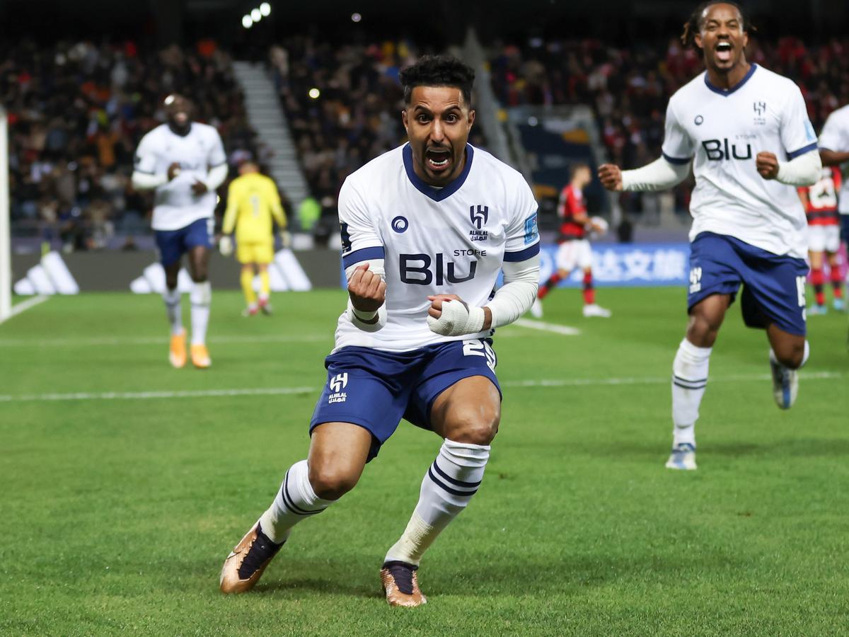 Tensiune maximă la Mondial! Istvan Kovacs a părăsit cu greu terenul după ce a acordat două penalty-uri și două „roșii” » Brazilienii de la Flamengo au protestat violent