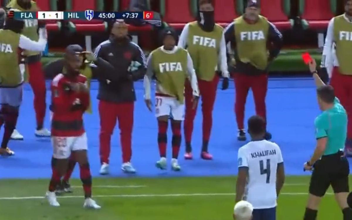 Tensiune maximă la Mondial! Istvan Kovacs a părăsit cu greu terenul după ce a acordat două penalty-uri și două „roșii” » Brazilienii de la Flamengo au protestat violent