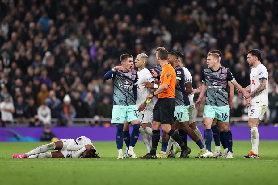 International Board nu mai vrea să vadă astfel de momente pe teren. Arbitrul ar putea opri temporar partida în cazul unor incidente între jucători Foto: Guliver/GettyImages Revoluția fotbalului: sunt pregătite 5 schimbări majore de regulament » „Roșu” pentru orice henț defensiv în careu + Pedeapsă nouă pentru tragere de timp