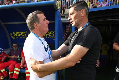 Florin Pîrvu, în dreapta, a împlinit un an de când e tehnicianul Petrolului / Sursă foto: Imago Images