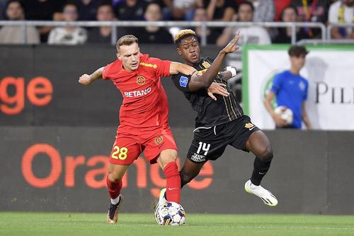 Ibrahim Osman, în negru, în meciul tur cu FCSB // foto: Imago Images