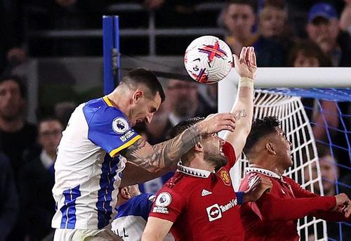 Un asemenea henț, al lui Luke Shaw (Manchester United, în centru), va fi pedepsit cu cartonaș roșu Foto: Guliver/GettyImages