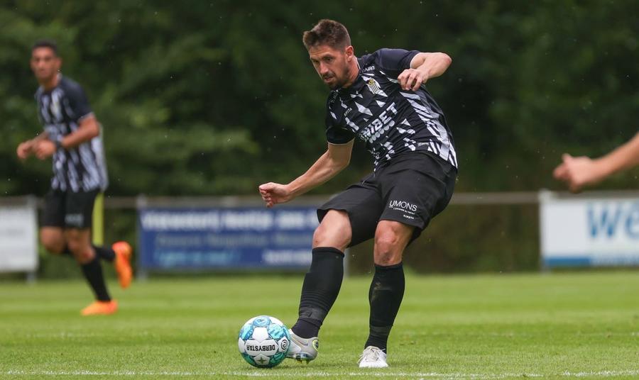 Julien Maggiotti, în trcoul lui Charleroi, într-un amical estival din 2023 cu Utrecht / Foto: Imago Un jucător al lui Bastia era să fie victima unei afaceri incredibile » Escrocheria e denunțată de câteva echipe din Ligue 2!