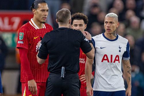 Arbitrul Pawson discută cu Van Dijk și cu Richarlison / Foto: Imago