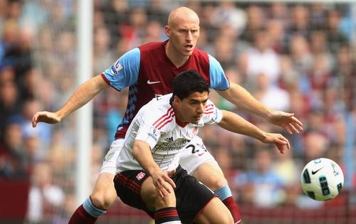 James Collins, în spate, și Luis Suarez, foto: Guliver/gettyimages
