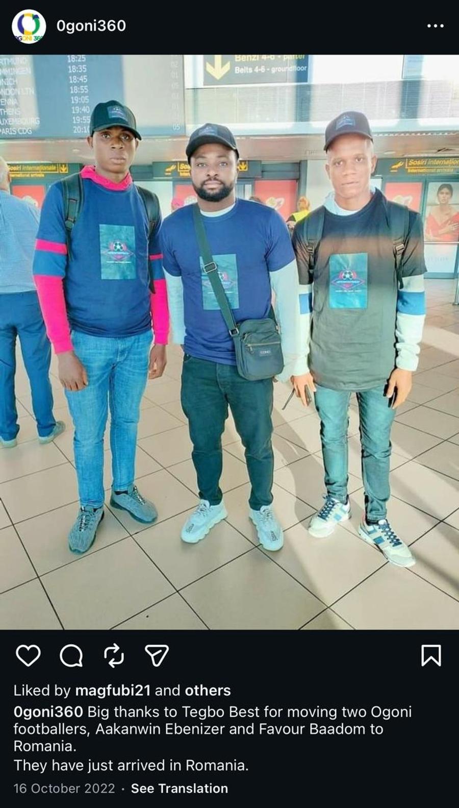 Tegbo Best (mijloc), încadrat de doi jucători nigerieni la sosirea pe „Henri Coandă”: în stânga este Ebenezer. Foto: facebook/Afrik_footballagency „Rețeaua Nigeria” » AUDIO. „Impresarul” amenință jucătorul african adus în România: „N-o să-ți placă ce-i voi face. Voi merge cu băieții” + Reacția incredibilă a autorului