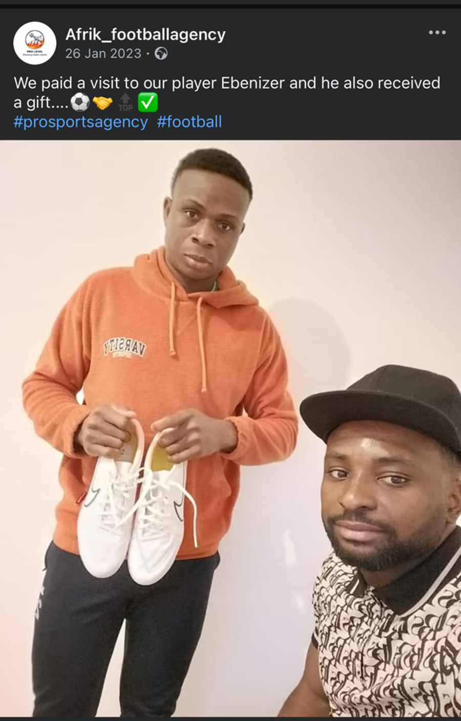 Tegbo Best și Aakanwin Ebenezer, la scurt timp după sosirea jucătorului în România. Foto: facebook/afrik_footballagency „Rețeaua Nigeria” » AUDIO. „Impresarul” amenință jucătorul african adus în România: „N-o să-ți placă ce-i voi face. Voi merge cu băieții” + Reacția incredibilă a autorului