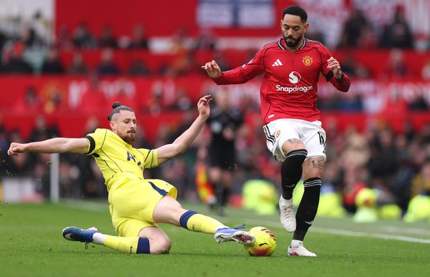 Radu Drăgușin n-a putut opri „tăvălugul” lui Manchester United » Românul a prins aproape 70 de minute