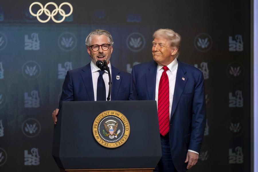 Casey Wasserman, alături de Donald Trump, președintele SUA. Foto: Imago O echipă din Premier League, menționată în dosarele Epstein!