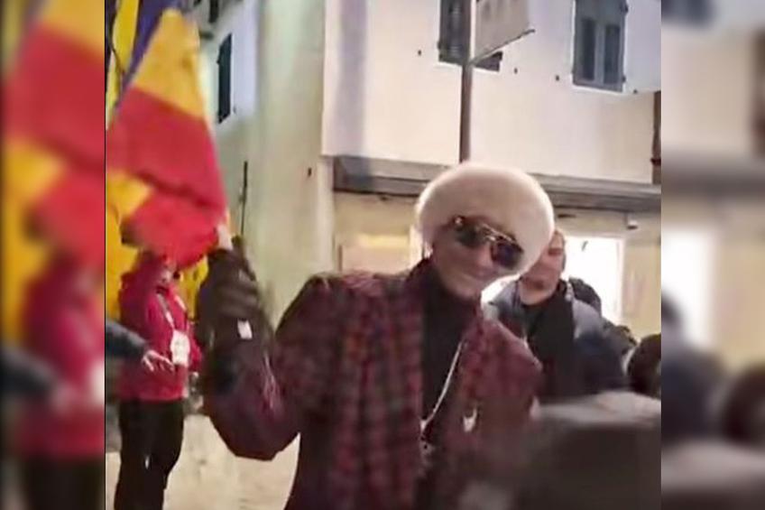 Snoop Dogg, fluturând steagul României