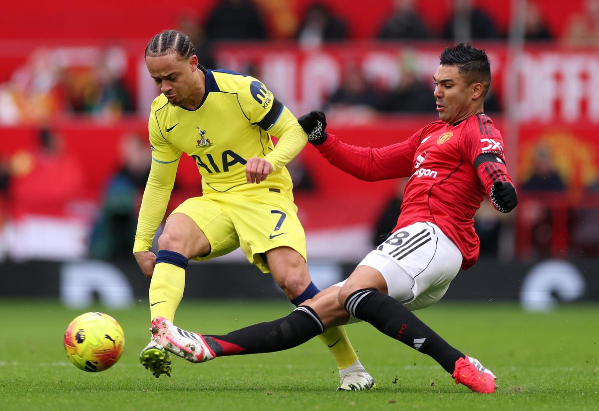 Radu Drăgușin n-a putut opri „tăvălugul” lui Manchester United » Românul a prins aproape 70 de minute