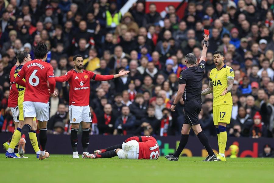 Gafa lui Romero, șansa lui Radu Drăgușin! » Eliminat cu United, căpitanul lui Tottenham va reveni peste o lună