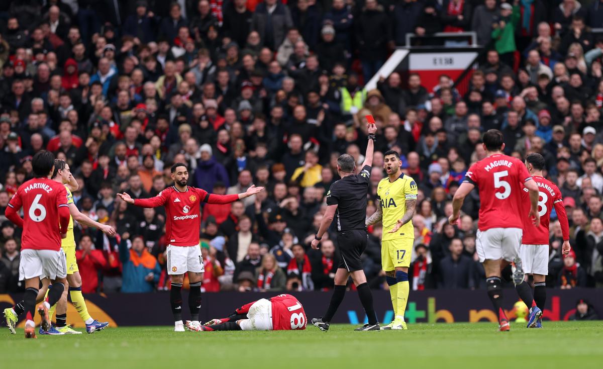 Radu Drăgușin n-a putut opri „tăvălugul” lui Manchester United » Românul a prins aproape 70 de minute