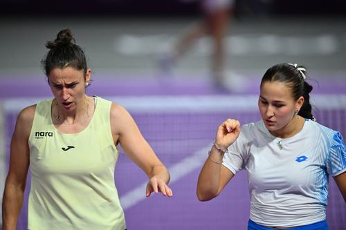 Sara Sorribes Tormo (stânga) și Kamilla Rakhimova (dreapta), campioanele competiției de dublu de la Transylvania Open/Foto: Imago Images