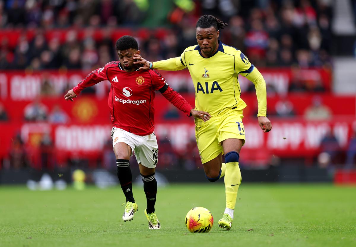 Radu Drăgușin n-a putut opri „tăvălugul” lui Manchester United » Românul a prins aproape 70 de minute