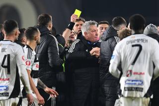 Scene HALUCINANTE după derby-ul câștigat de CFR Cluj » Bergodi își iese din minți, sare să-i bată pe Cordea și Muhar » Antrenorul DĂ CU PUMNII în adversari