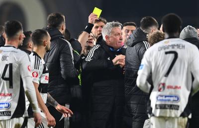 Scene HALUCINANTE după derby-ul câștigat de CFR Cluj » Bergodi își iese din minți, sare să-i bată pe Cordea și Muhar » Antrenorul DĂ CU PUMNII în adversari