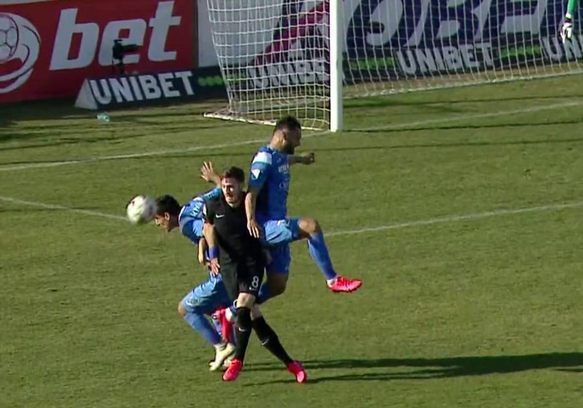 // FOTO Două faze controversate în repriza secundă! Arbitrul Lucian Rusandu a neumulțumit pe toată lumea